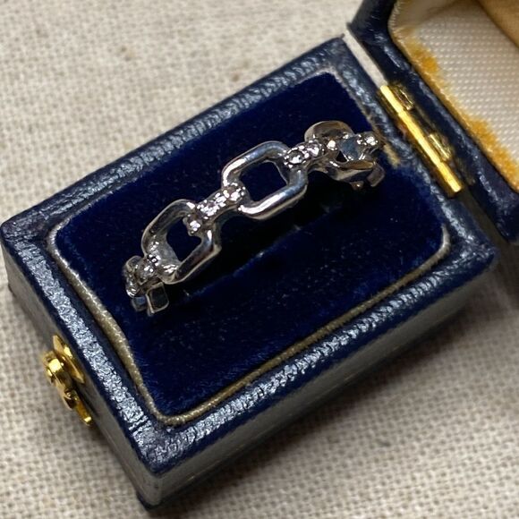 💛 Silver Tone Rhinestone Cable Ring - Picture 2 of 6
